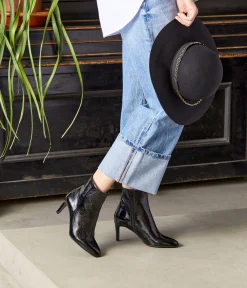 Mellow Yellow Chaussettes, Accessoires-Capeline noire Illusion